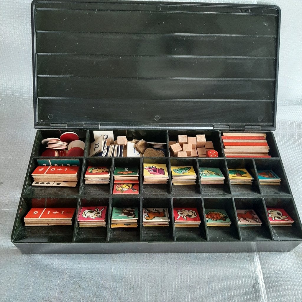antieke leerdoos van bakeliet L.C.G.M. lesmateriaal, Antiek en Kunst, Ophalen