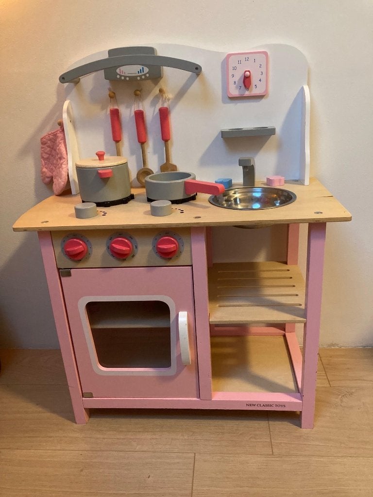 Mooie houten speelkeuken van New Classic Toys + Accessoires, Kinderen en Baby's, Speelgoed | Houten speelgoed, Ophalen, Gebruikt