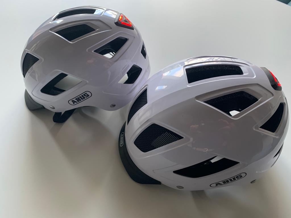 2 fietshelmen Abus Hyban 2.0 maat M & L, Ophalen of Verzenden, Zo goed als nieuw