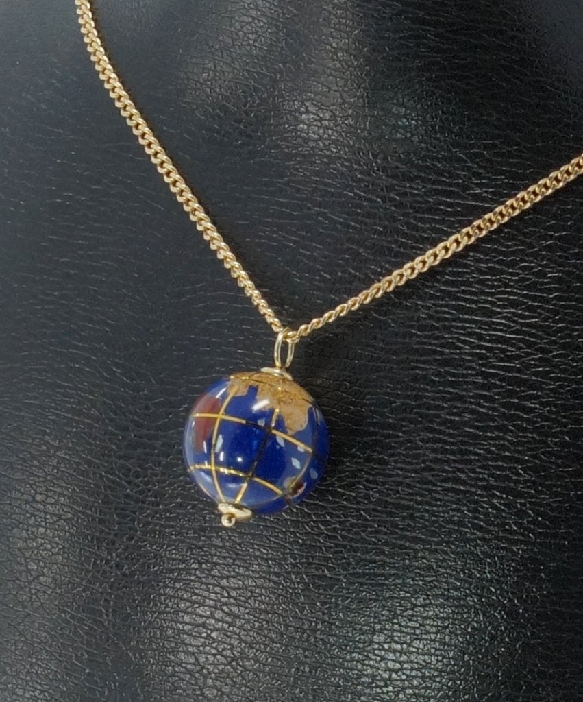 Wereldbol globe 18k gouden ketting hanger Lapis Lazuli, Voordeelsieraden, Ophalen of Verzenden, Zo goed als nieuw, Met edelsteen