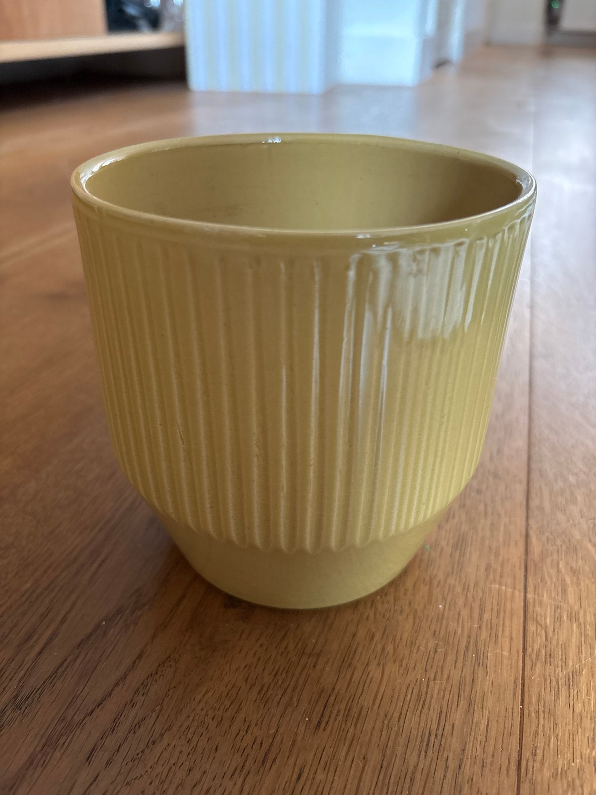 Gele plantenpot met ribbels, Ophalen, Gebruikt, Rond, Binnen