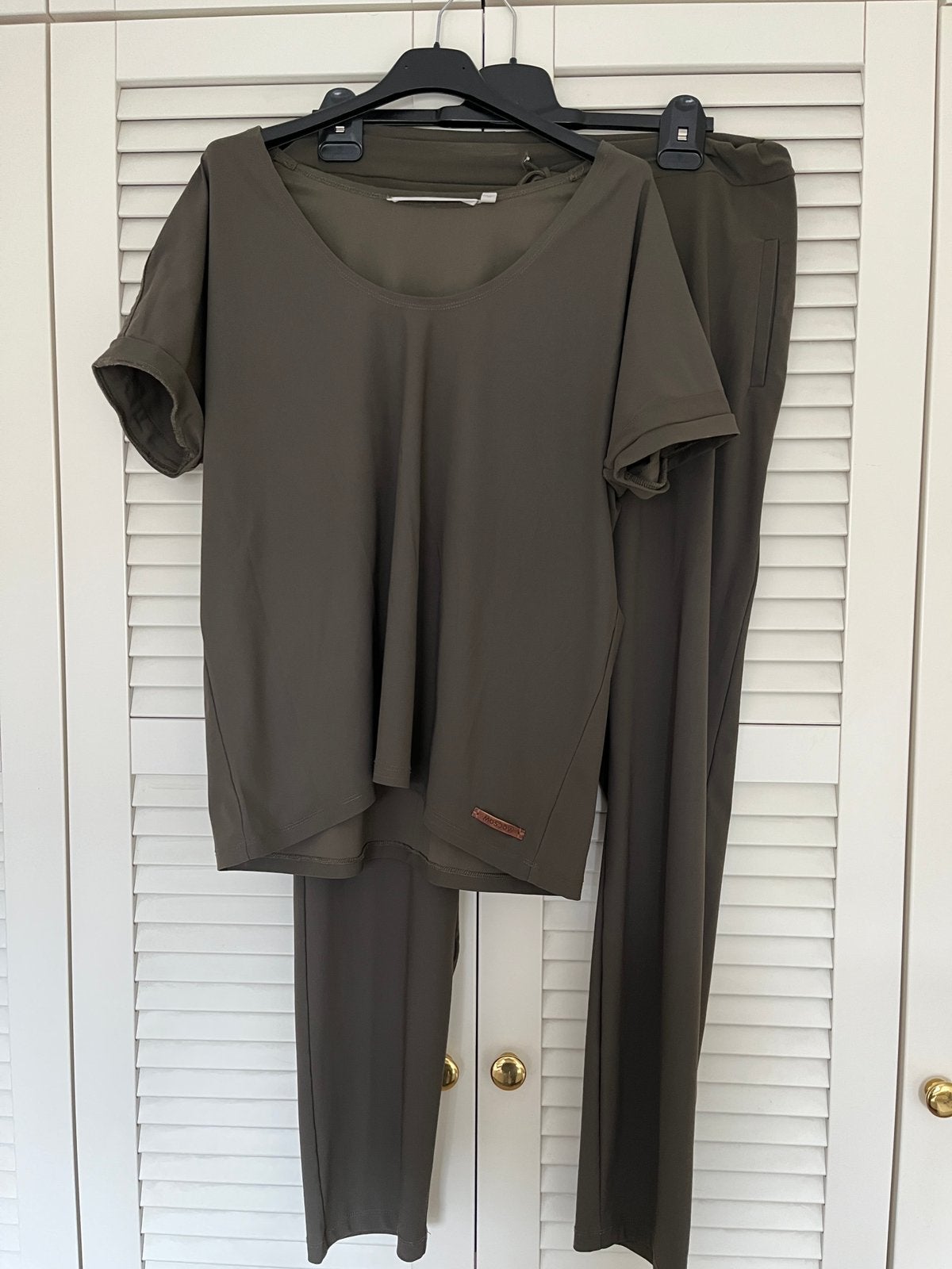 Moscow 2 delige set travelstof khaki kleur broek en top, Maat 42/44 (L), Ophalen of Verzenden, Lang, Gedragen