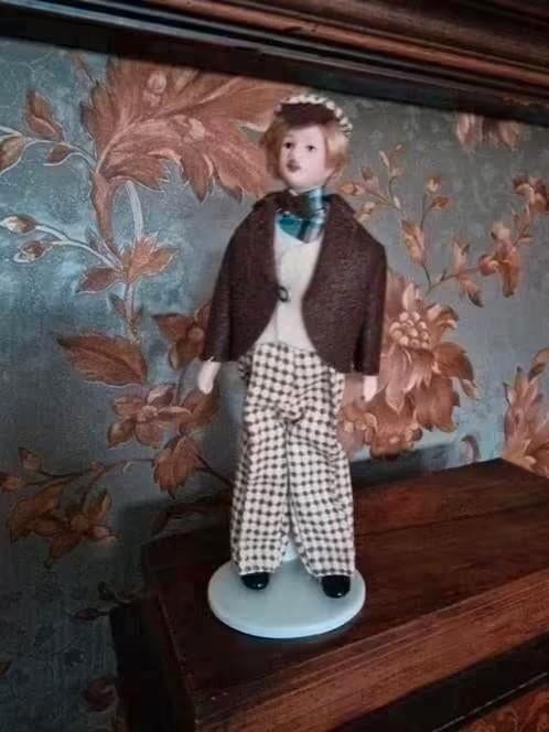 poppenhuis miniaturen porseleinen popje man met pet, Verzamelen, Poppenhuizen en Toebehoren, Ophalen of Verzenden, Poppenhuis