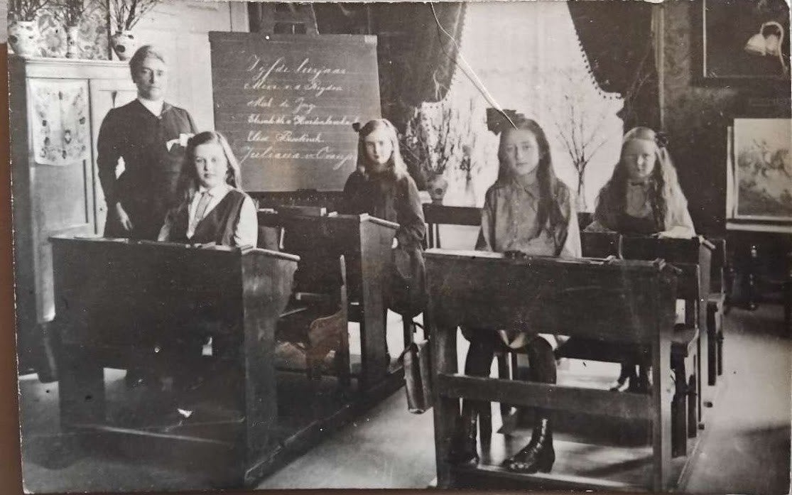 Fotokaart Prinses Juliana schoolklasje Paleis Noordeinde, Ophalen of Verzenden, Voor 1920, Ongelopen, Zuid-Holland
