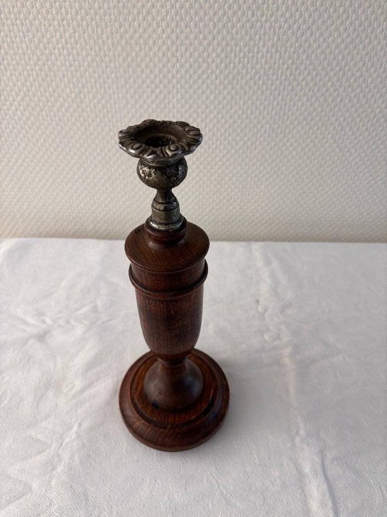 Antieke kandelaar, eikenhout met verzilverde kaarsenhouder., Antiek en Kunst, Antiek | Kandelaars, Ophalen of Verzenden, Koper of Brons