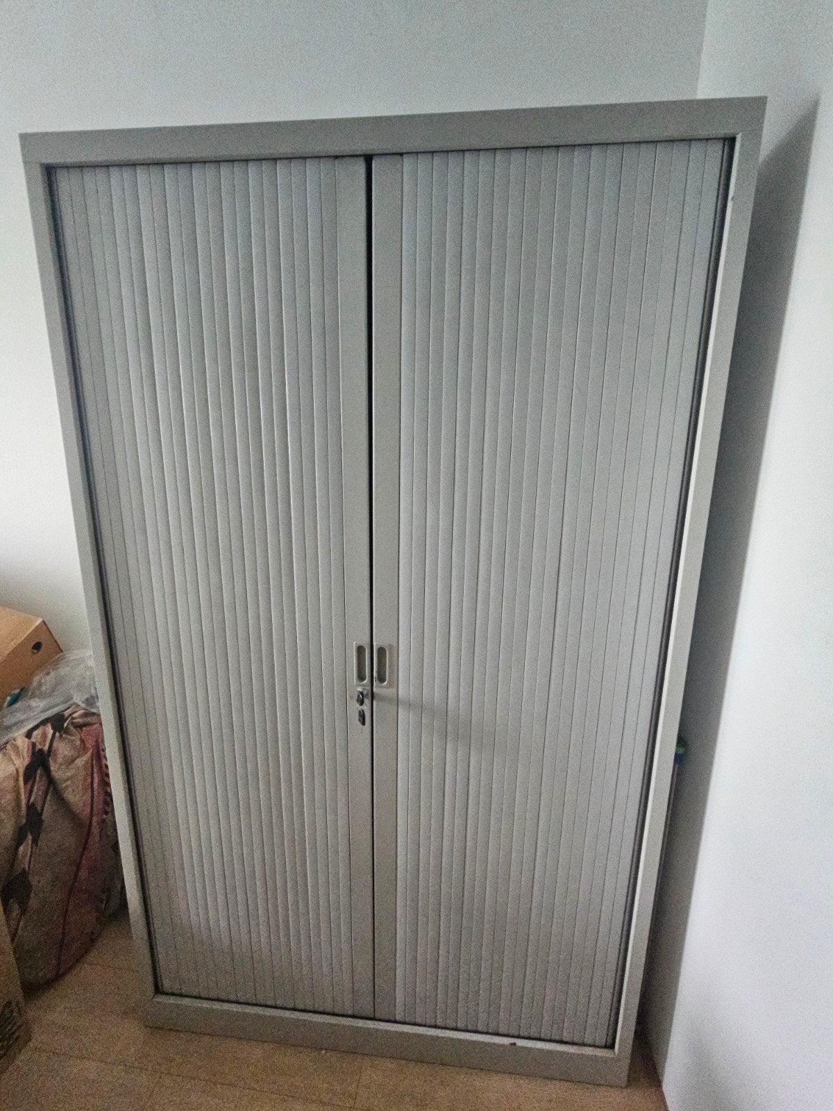 Metalen archiefkast met roldeuren en slot, Ophalen, Gebruikt, Modern kantoor, 50 tot 100 cm