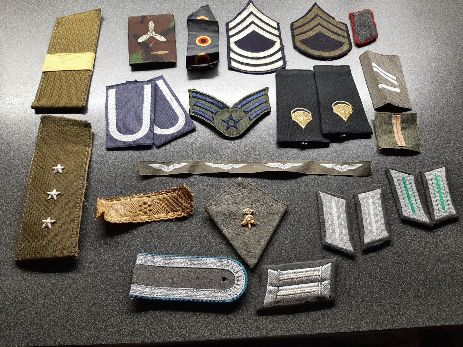 partij Militaria divers  Buitenland  / bod va. 15,00 Euro., Ophalen of Verzenden, Landmacht, Nederland, Embleem of Badge