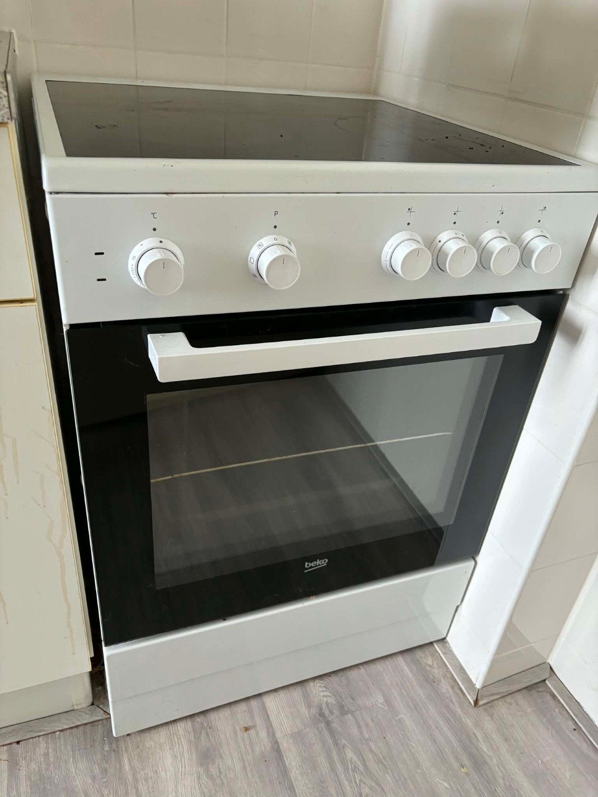 Beko electrisch fornuis met oven, Witgoed en Apparatuur, Ophalen, Gebruikt, Hete lucht, 4 kookzones