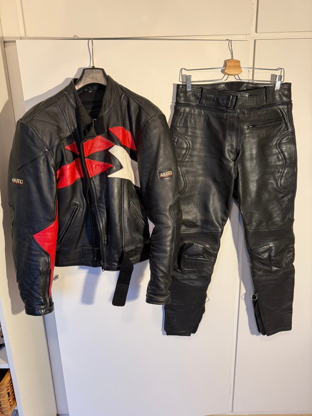 Zwart leren motorpak van Akito, maat 54, Ophalen, Tweedehands, Heren, Combipak