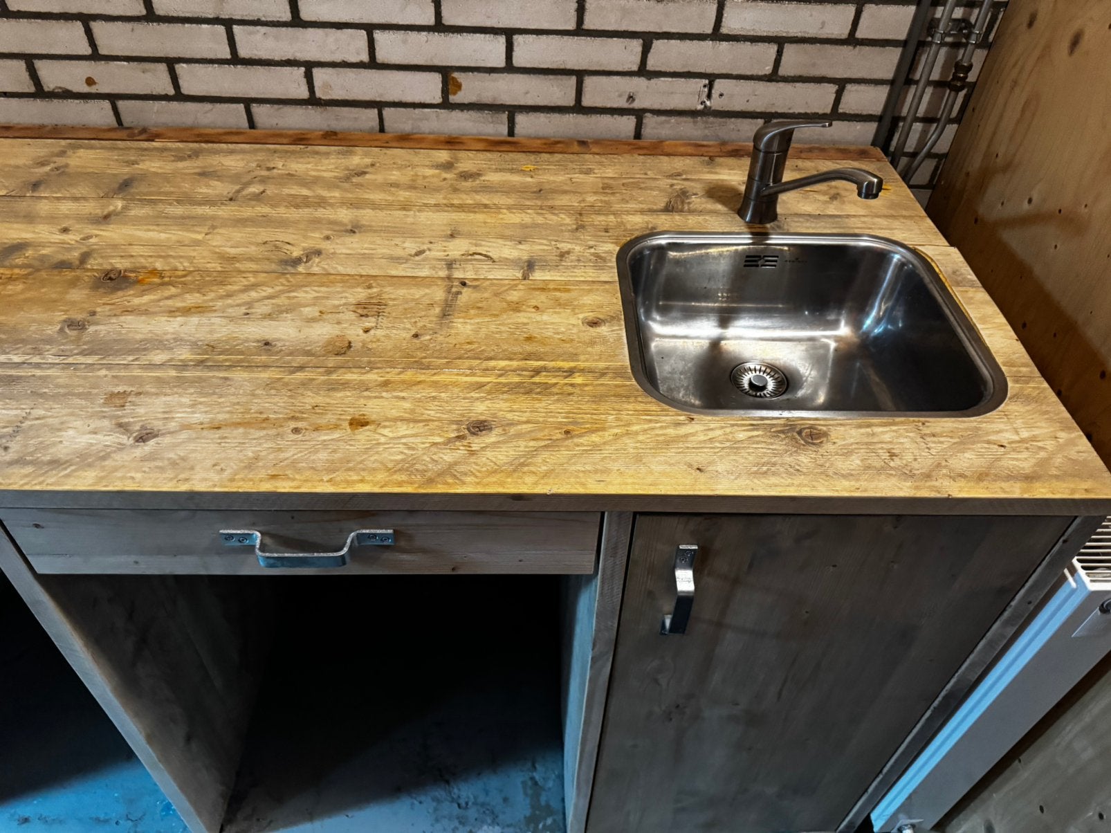 Steigerhouten ombouw voor was en droogmachine, Ophalen, Gebruikt