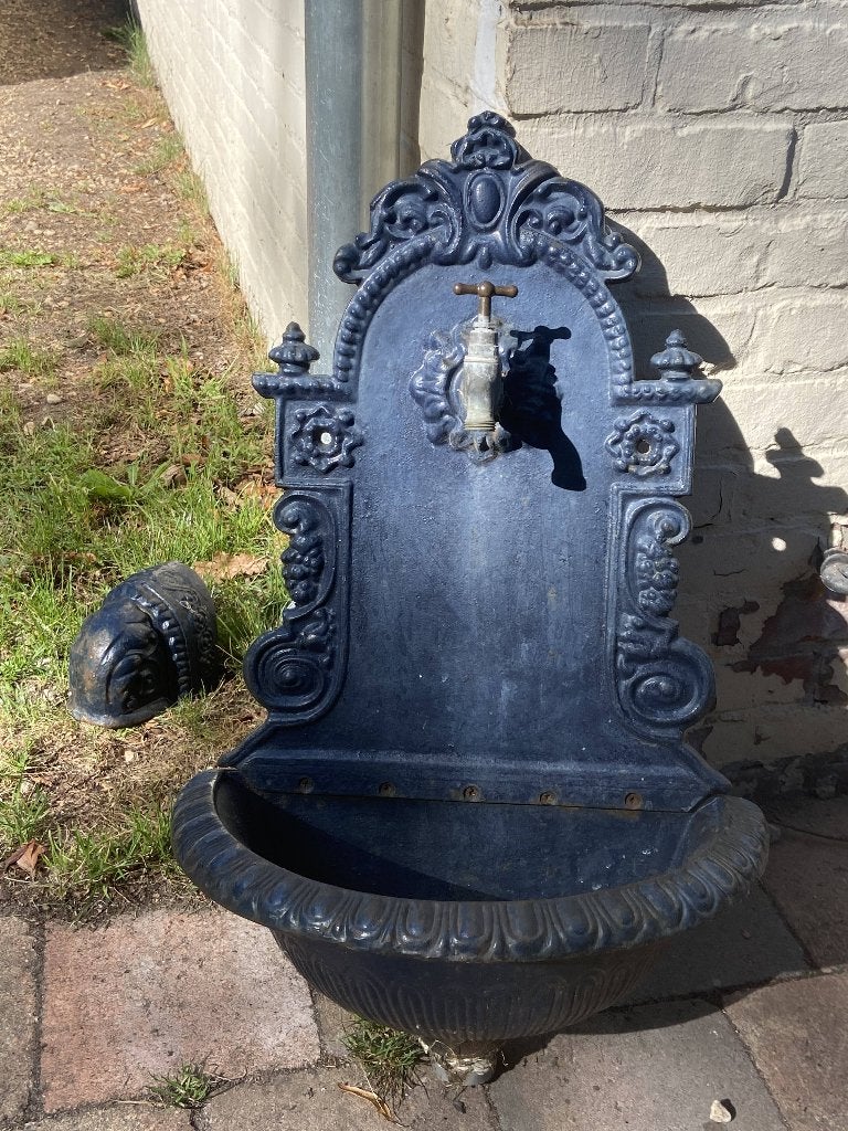 Klassieke gietijzeren wandfontein met opvangbak en kraan, Ophalen, Gebruikt, Gietijzer, Overige typen