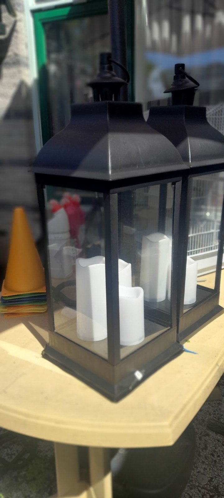 Set van 2 zwarte lantaarns met LED kaarsen, Huis en Inrichting, Woonaccessoires | Kandelaars en Kaarsen, Gebruikt, Lantaarn, Zwart