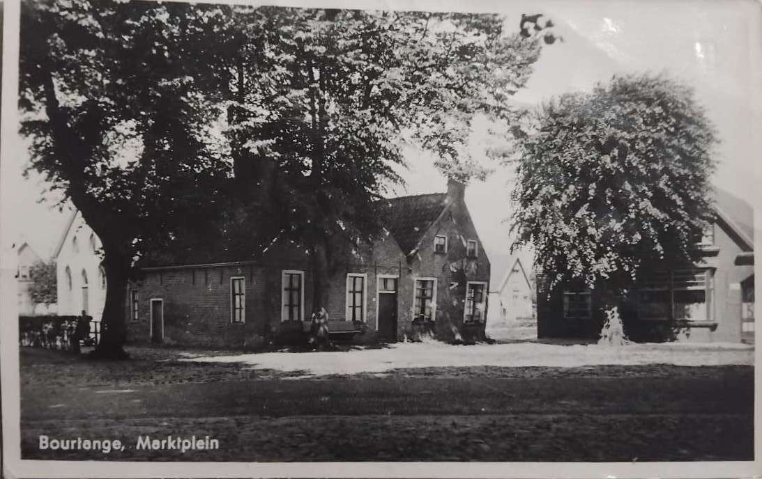 Fotokaart Bourtange (Groningen) - Marktplein met Mensen, Ophalen of Verzenden, 1920 tot 1940, Gelopen, Groningen
