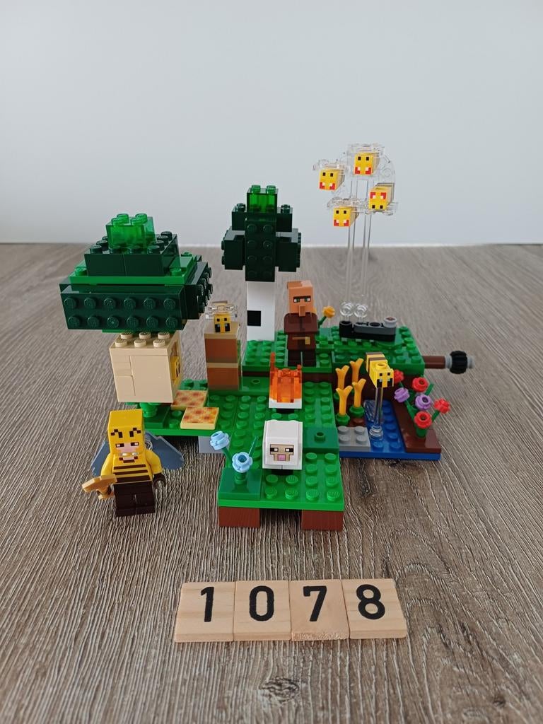 Lego Miniceaft De Bijenboederij 21165, Ophalen of Verzenden, Gebruikt