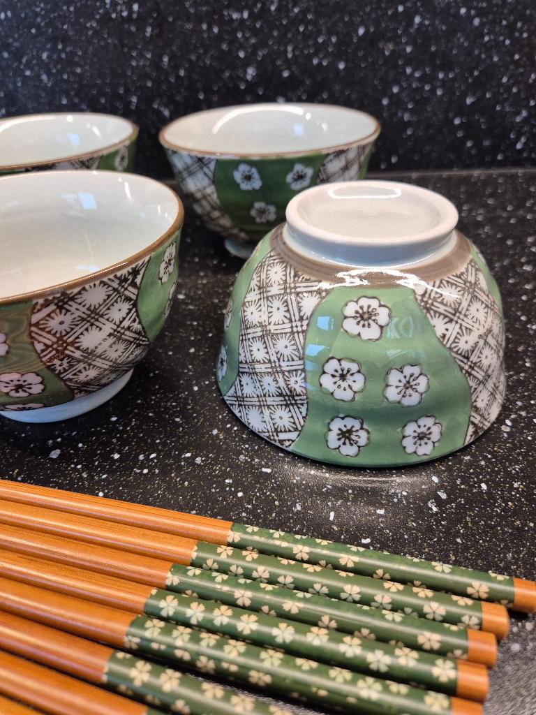 4 kommen met chopsticks, Huis en Inrichting, Keuken | Servies, Nieuw, Ophalen of Verzenden, Kom(men), Overige stijlen