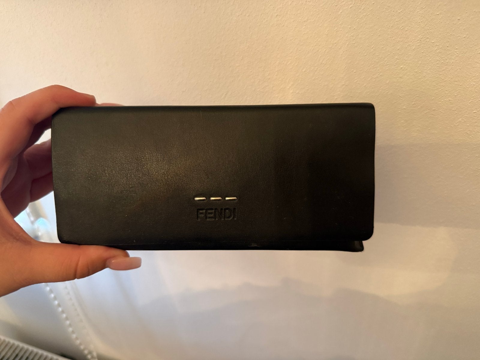 Fendi Zonnebril met Gouden Details en Hoesje, Overige merken, Zonnebril, Zwart, Ophalen of Verzenden