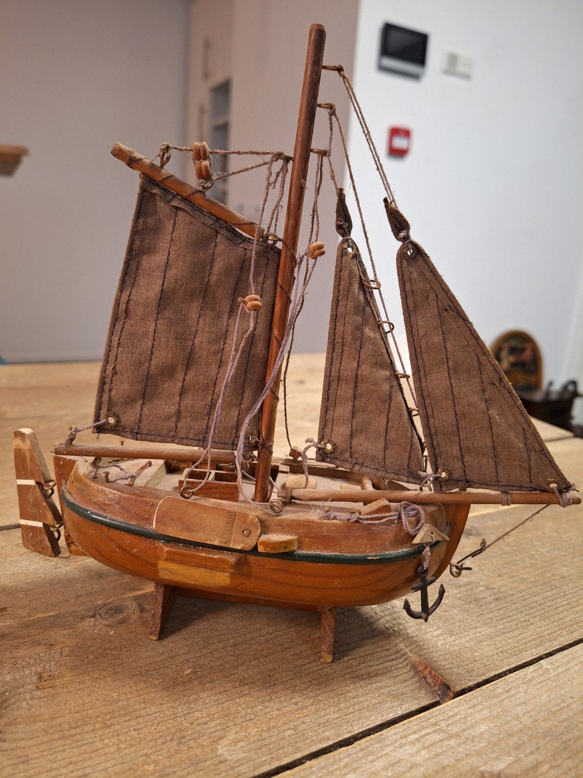 Decoratief houten zeilbootje - 25x22 cm, Hobby en Vrije tijd, Ophalen of Verzenden, Gebruikt, Overige merken