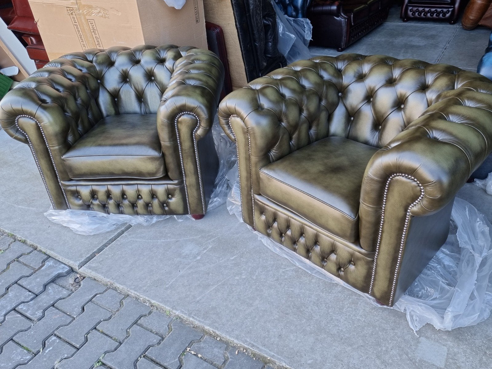 2x Chesterfield club fauteuil nieuw olijfgroen + BEZORGING