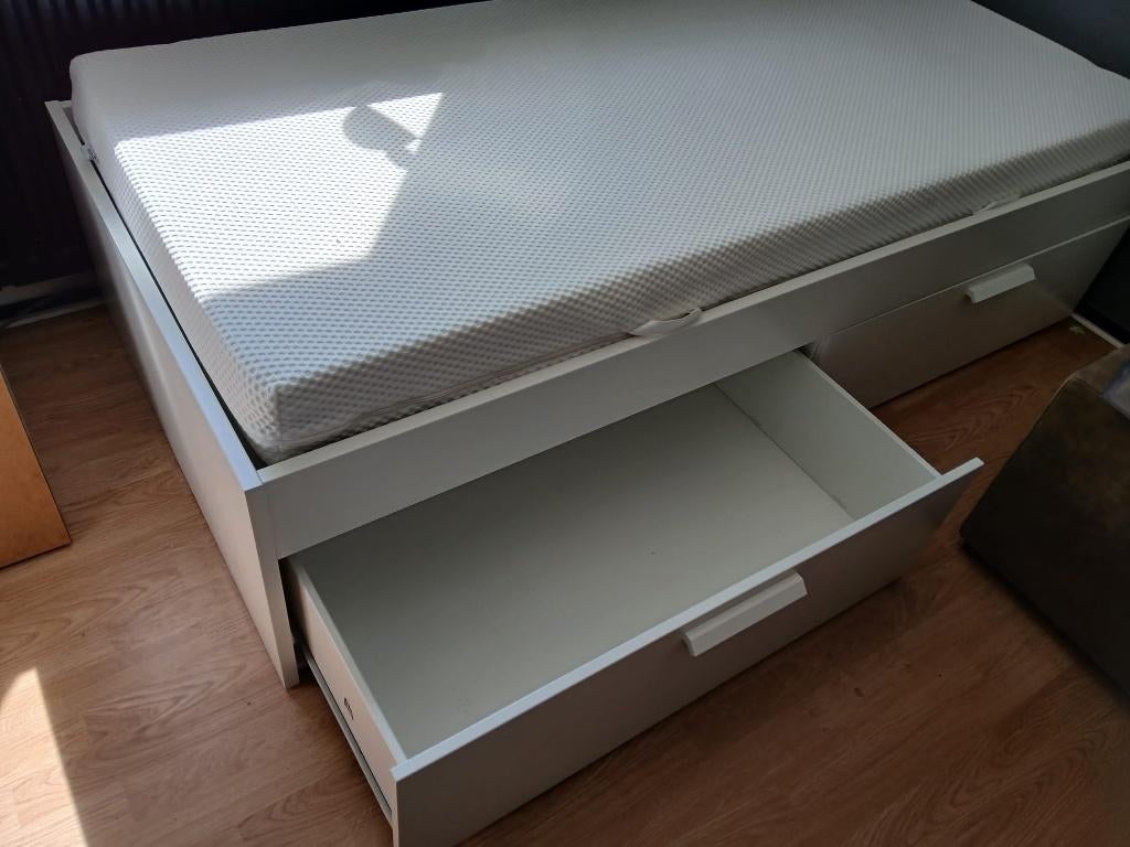Bed 90 x 200 (Brimnes IKEA) met verstelb. lattenbodem, Huis en Inrichting, Slaapkamer | Bedden, Ophalen, Verstelbaar, 90 cm, Eenpersoons