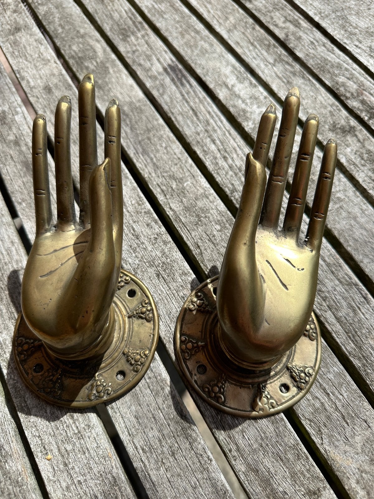 Tweemaal Balinese hand messing, Ophalen
