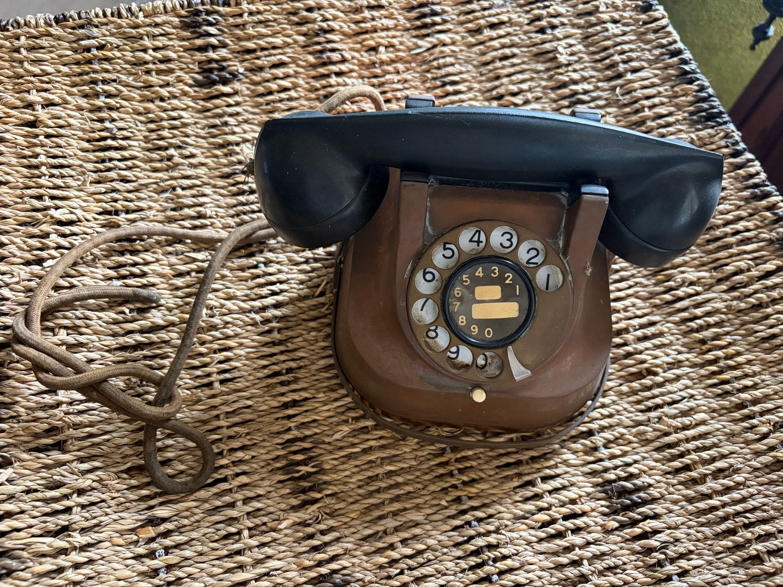 Antieke bakelieten wandtelefoon met draaischijf, Ophalen
