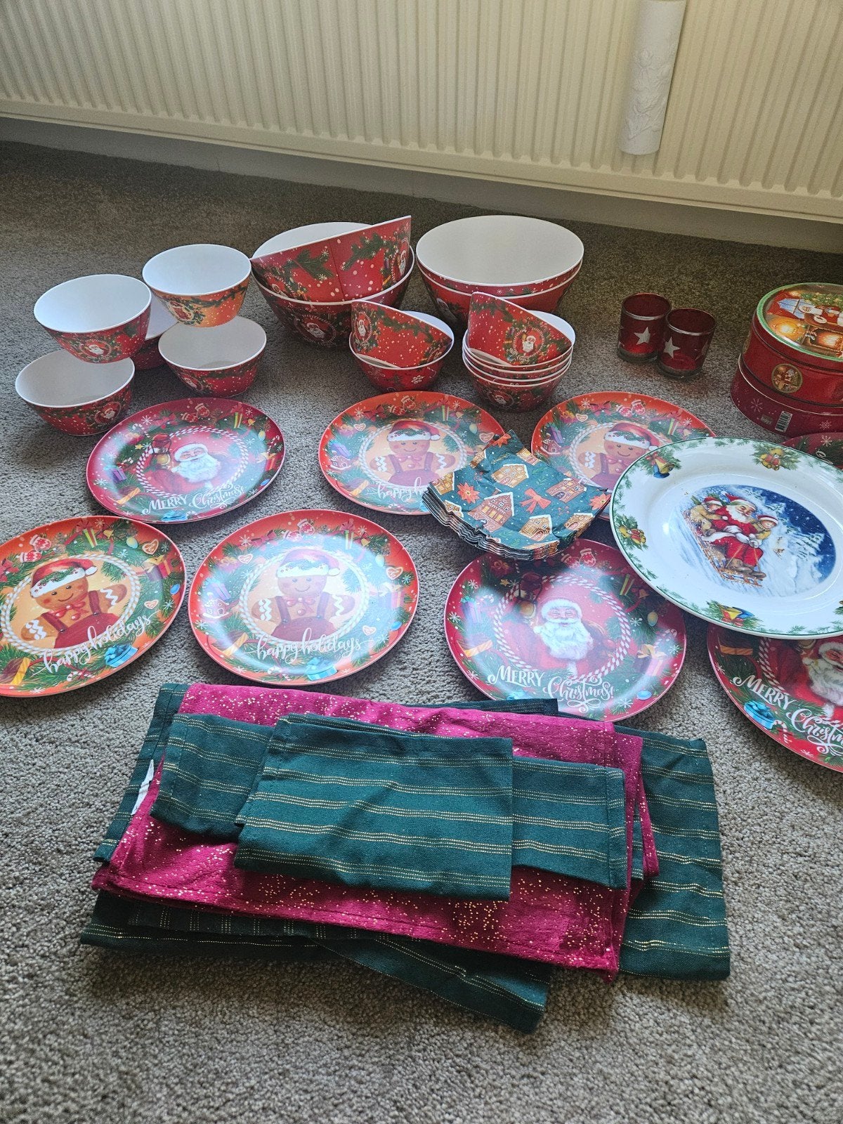 Kerstservies met servetten en tafelkleed van hard plastic, Huis en Inrichting, Ophalen of Verzenden