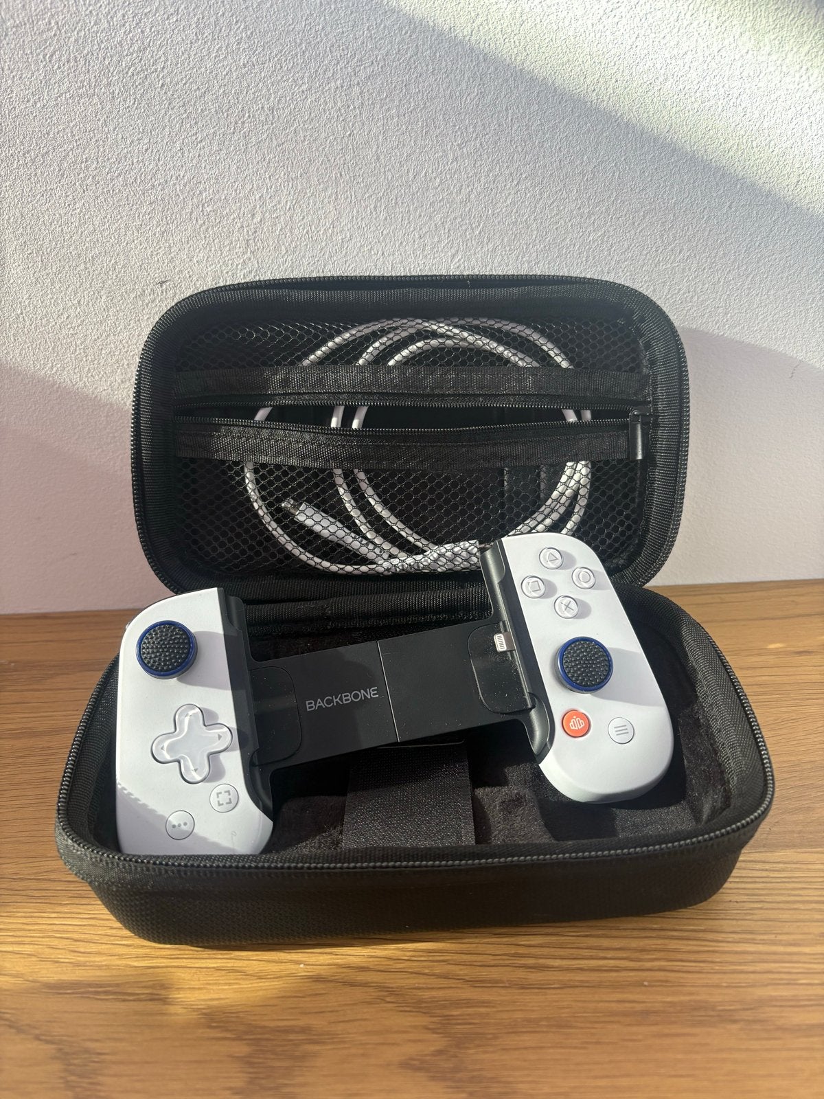 Backbone One Mobile Gaming Controller voor iPhone, Backbone, Ophalen of Verzenden, Zo goed als nieuw, Mobiel