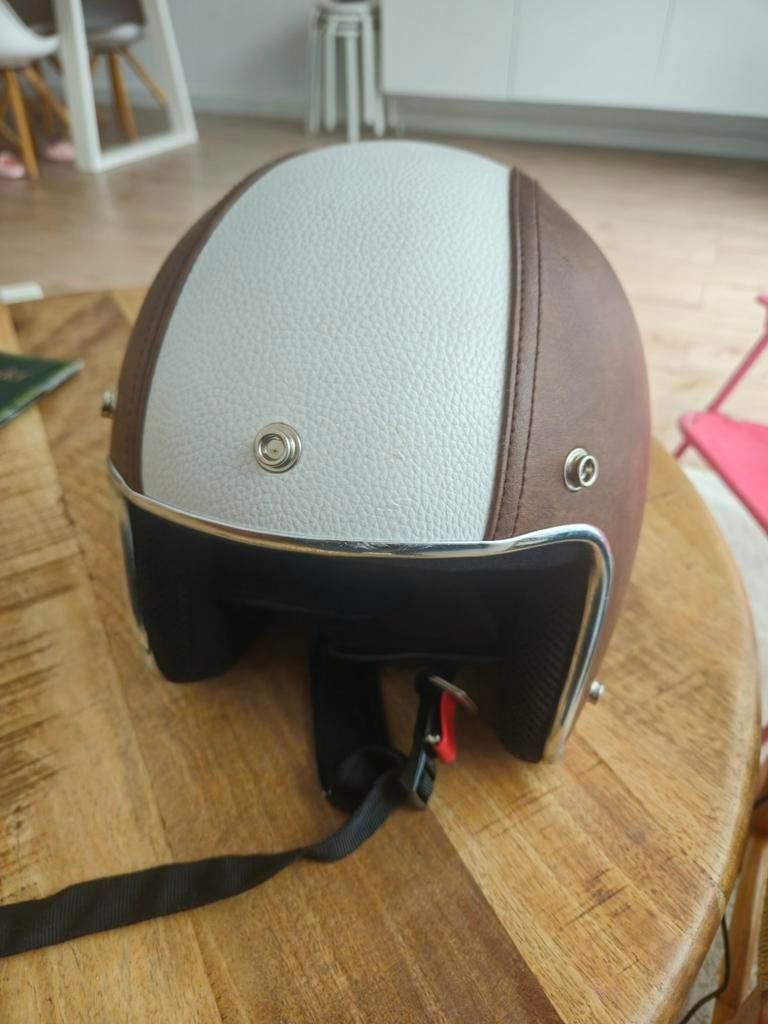 Stijlvolle bruin/witte helm - Scooter/Brommer, Ophalen, Zo goed als nieuw, Medium