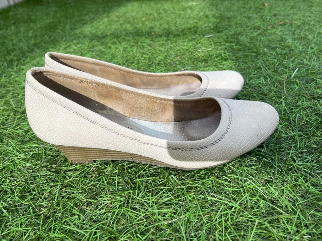 Emilio Luca X Pumps Maat 38 - Gedetailleerd Design, Kleding | Dames, Schoenen, Ophalen of Verzenden, Gedragen, Beige, Pumps