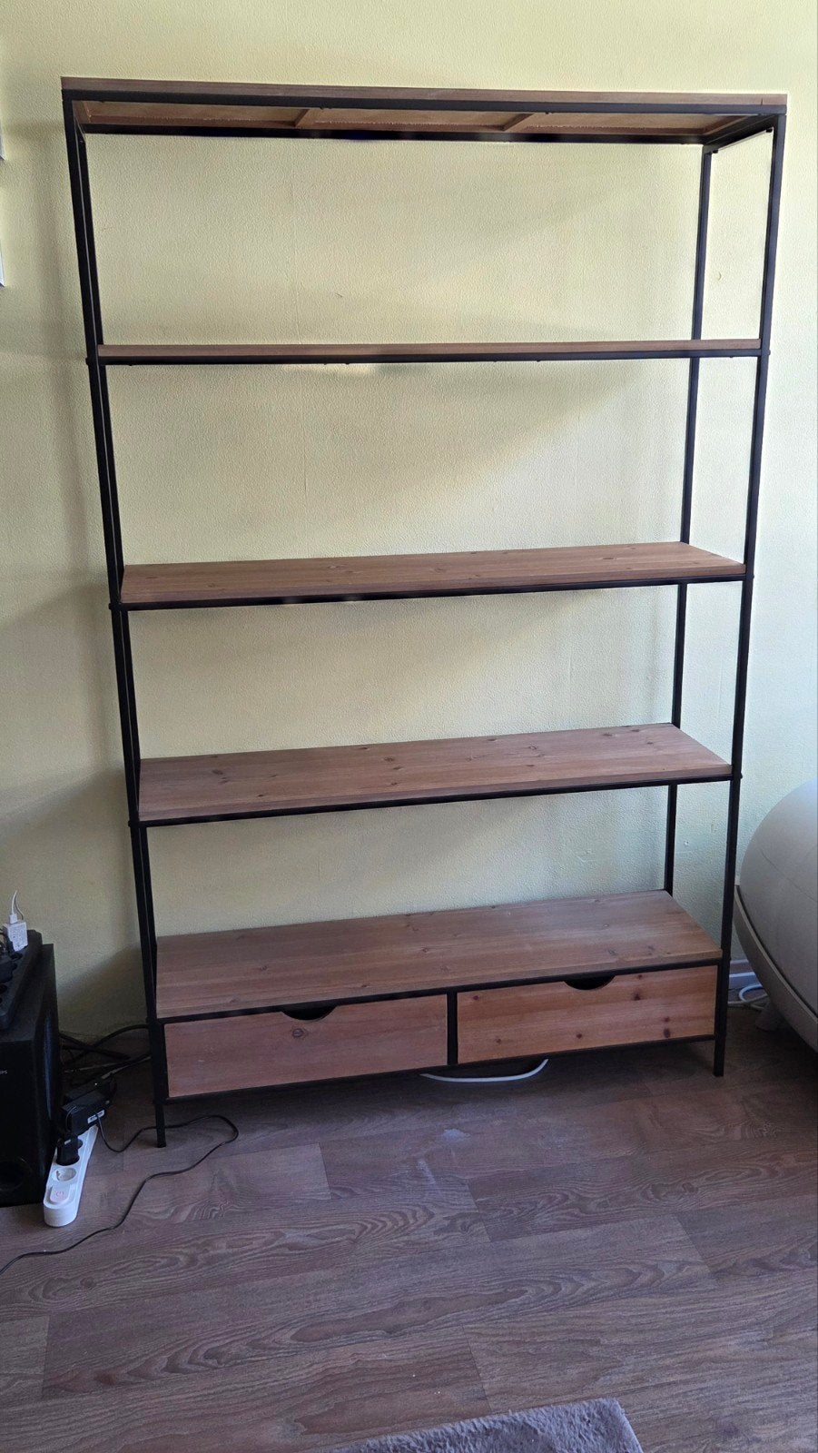 Open wandkast met lades
