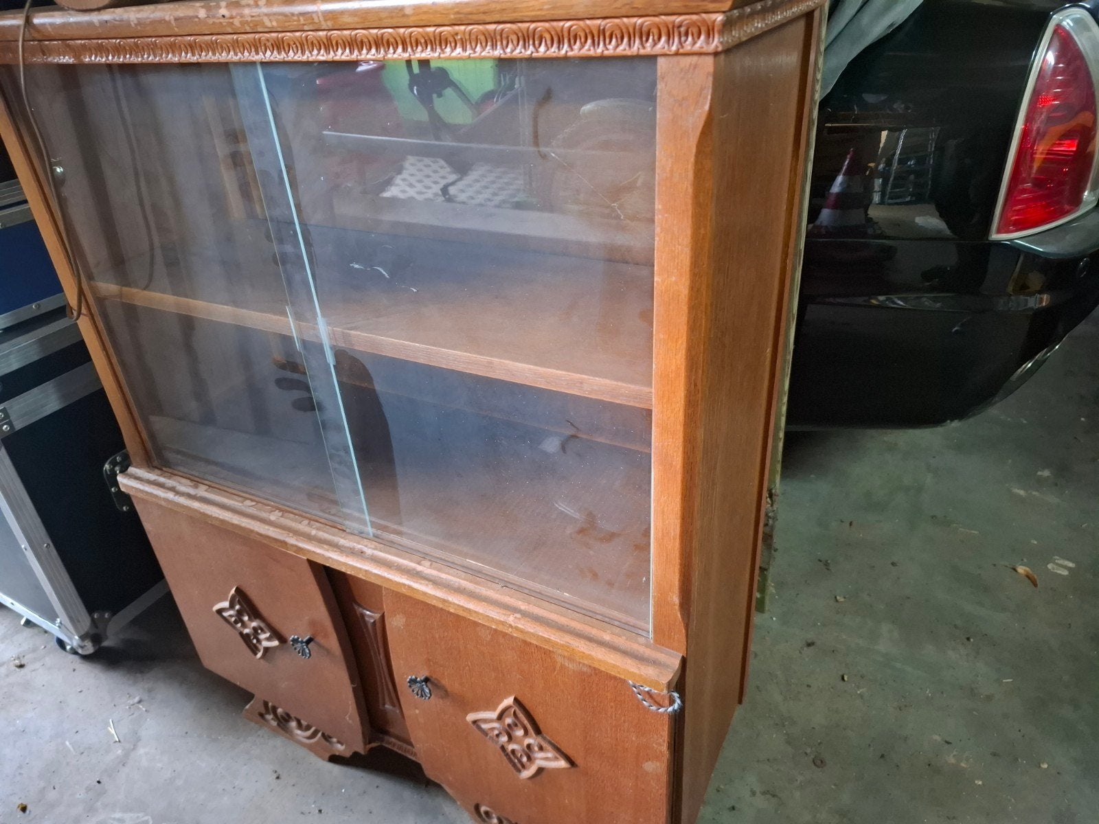 Vintage houten vitrinekast met glazen schuifdeuren, Ophalen