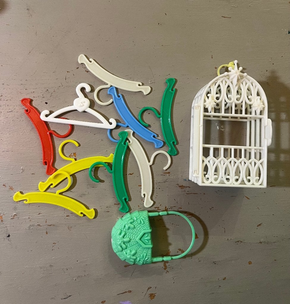 Vintage retro barbie sindy fleur vogelkooi tas kleerhangers, Verzamelen, Ophalen of Verzenden, Zo goed als nieuw, Kleertjes