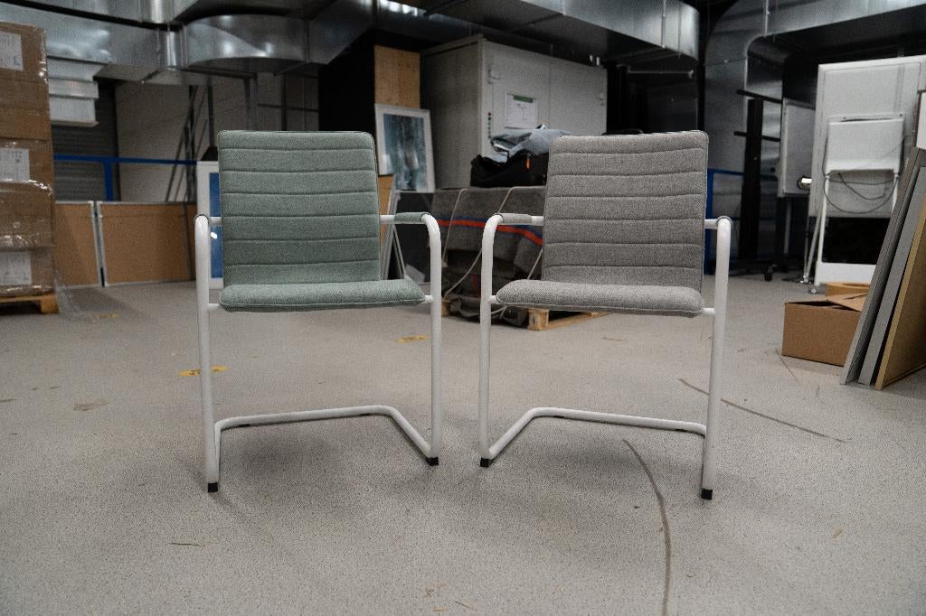 Scandinavische design stoelen met wit metalen sledeframe, Ophalen, Wit, Stof, Vijf, Zes of meer stoelen