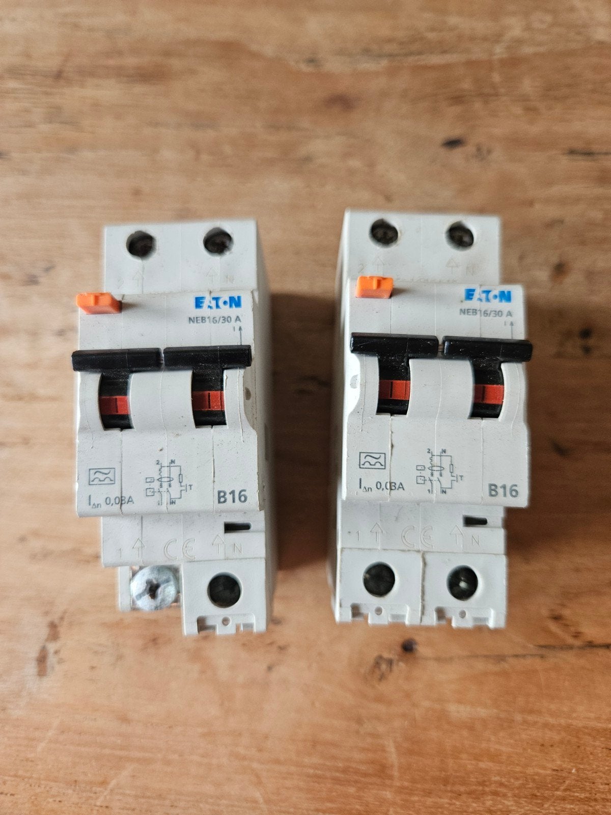 Aardlek Automaat.  2x  16 Ampère merk Eaton (Holec), Ophalen of Verzenden, Gebruikt, Eaton, Aardlekautomaat