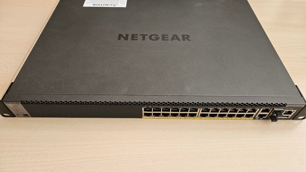 Netgear M4300 28G PoE+ ProSAFE PoE+ and 2x SFP 10GB switch, Ophalen of Verzenden, Zo goed als nieuw