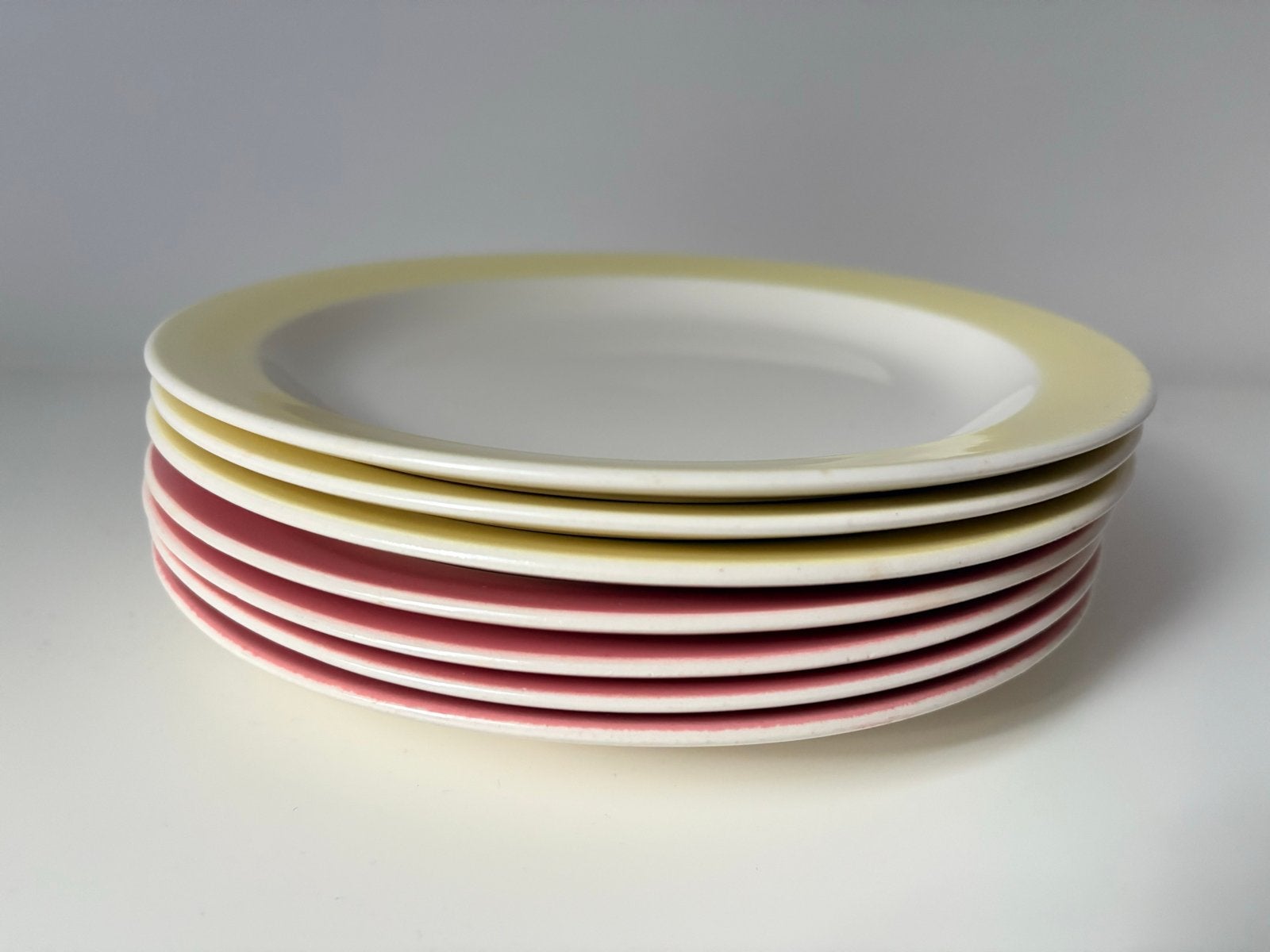 Set van 8 Maastrichts Aardewerk borden (roze/geel), Ophalen