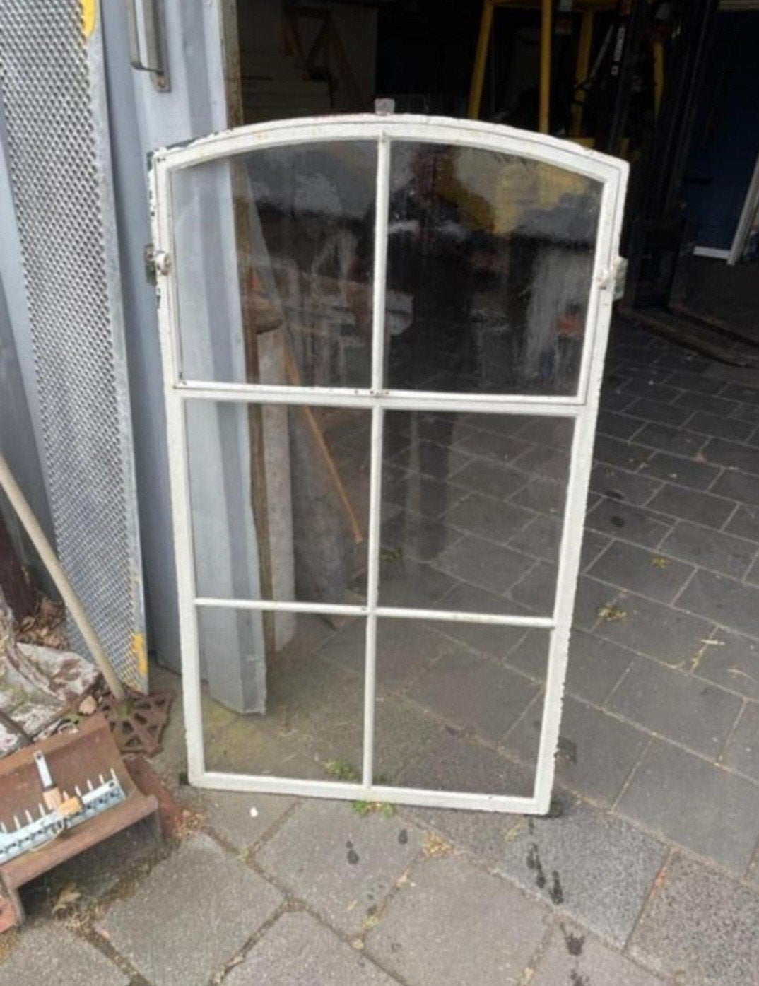 Antieke stalen raam met openklapgedeelte 147x85, Ophalen, Gevelraam of Ruit, Gebruikt, 80 tot 120 cm