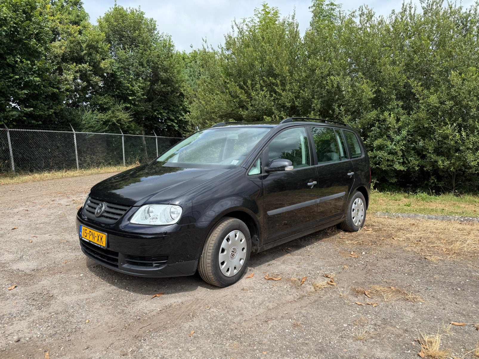 Volkswagen Touran 1.6 75KW 2004 Zwart, Auto's, 1402 kg, 4 cilinders, Zwart, Handgeschakeld