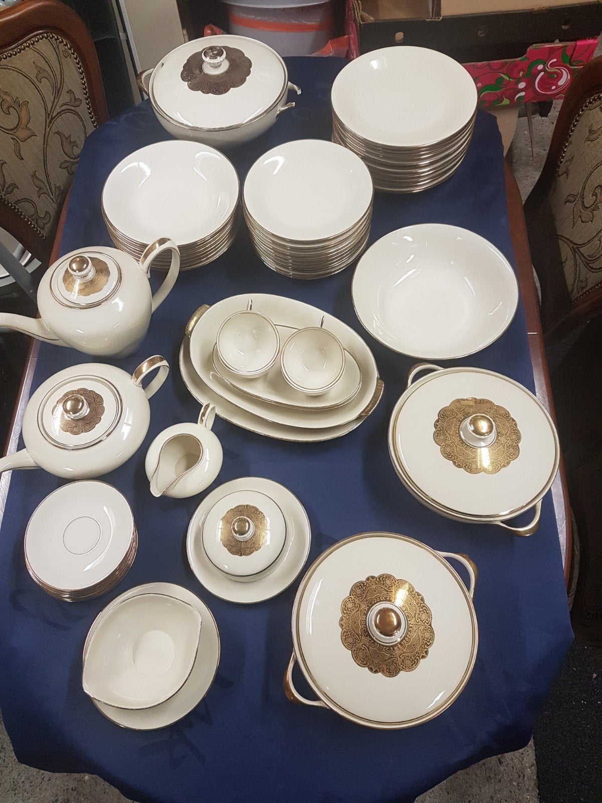 Mooi groot servies met goudrand bavaria, Ophalen, Gebruikt, Porselein, Overige stijlen