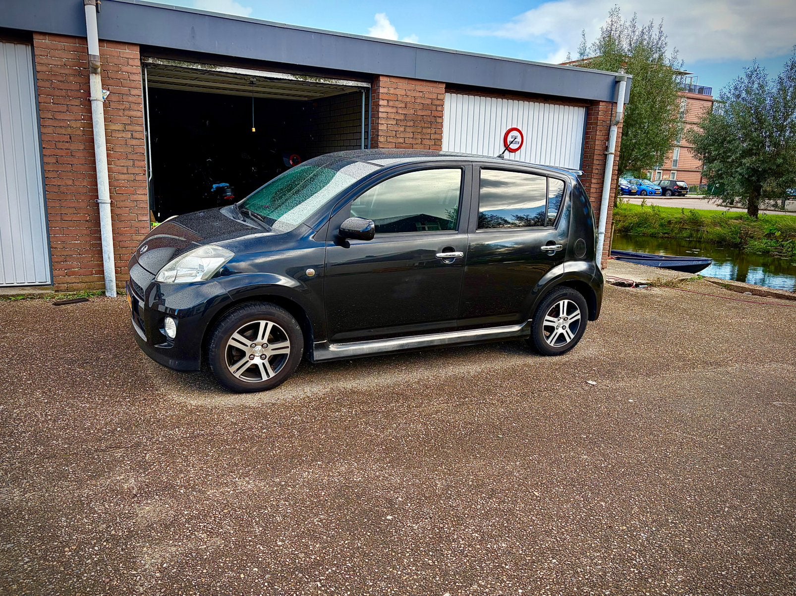 Daihatsu Sirion 1.3 4WD 2007 Zwart, Auto's, 40 €/maand, 4 cilinders, Overige bekleding, Zwart