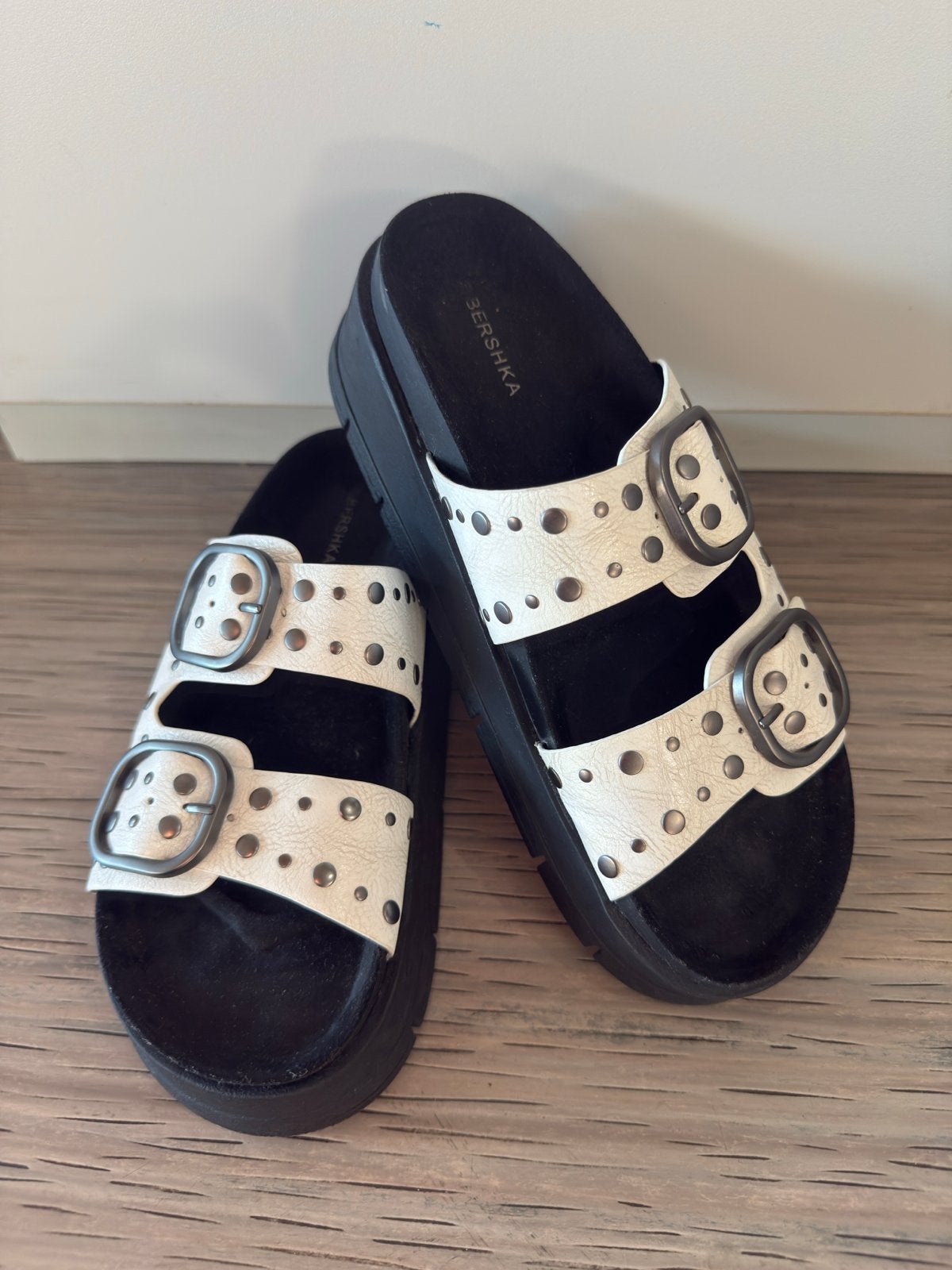 Niew Bershka sandalen met studs en gespen, Ophalen of Verzenden, Zo goed als nieuw, Wit, Sandalen of Muiltjes