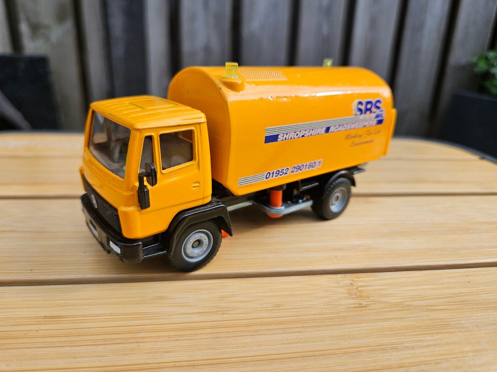 Siku 2824 Mercedes SRS veegwagen 1:55 - Mooie staat, Ophalen of Verzenden, Zo goed als nieuw, Bus of Vrachtwagen, SIKU
