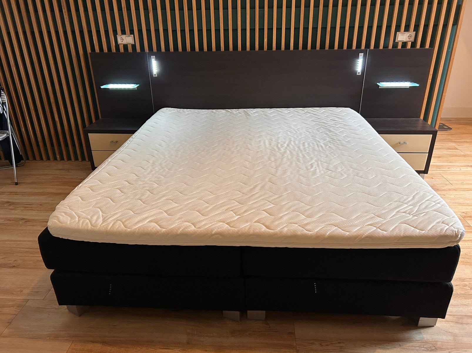 Boxpring  180x200 met hoiten achterkant en nachtkastjes, Ophalen, Gebruikt, Zwart, Tweepersoons