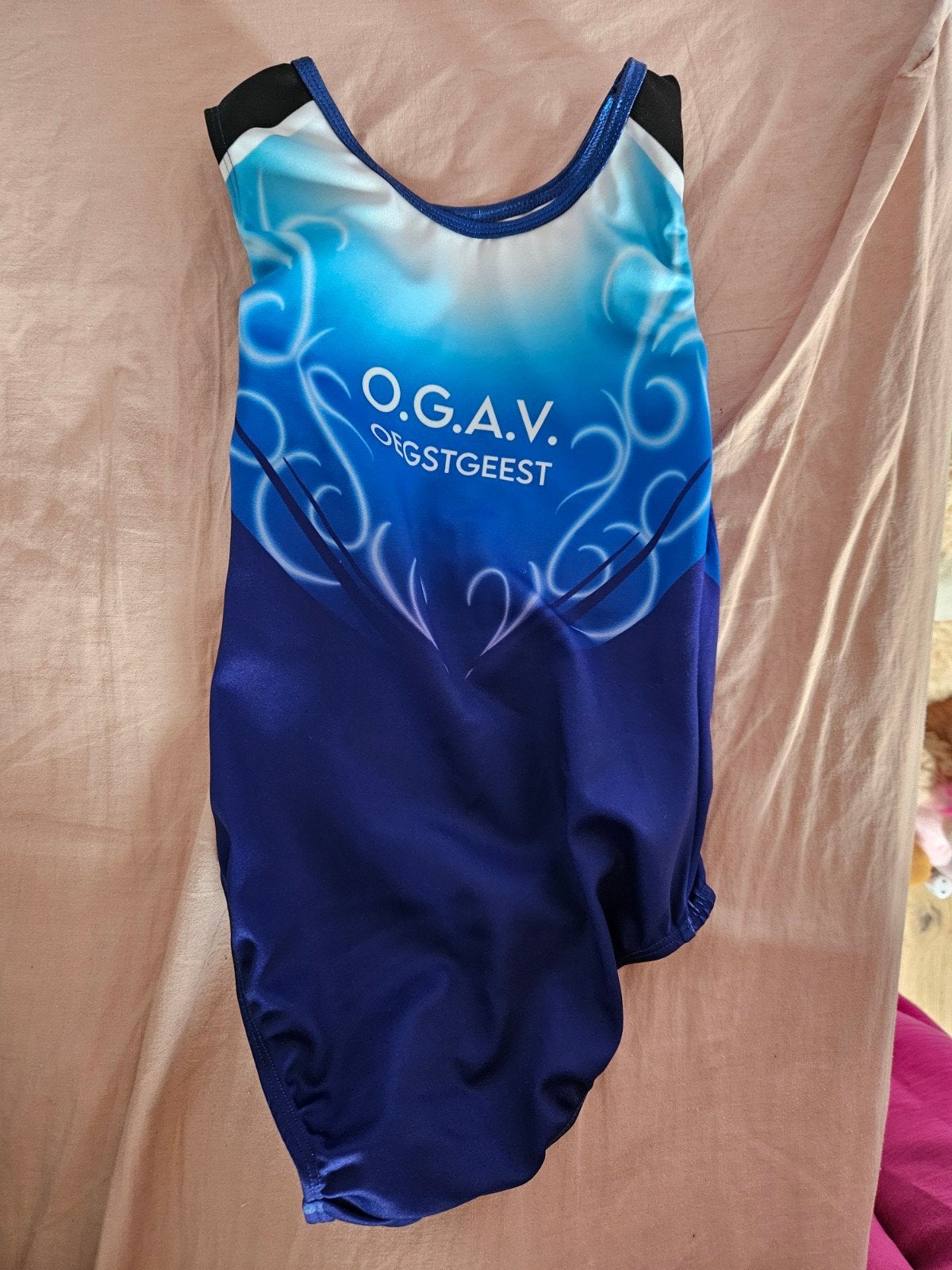 Turnpakje blauw met strass en O.G.A.V. logo, Ophalen