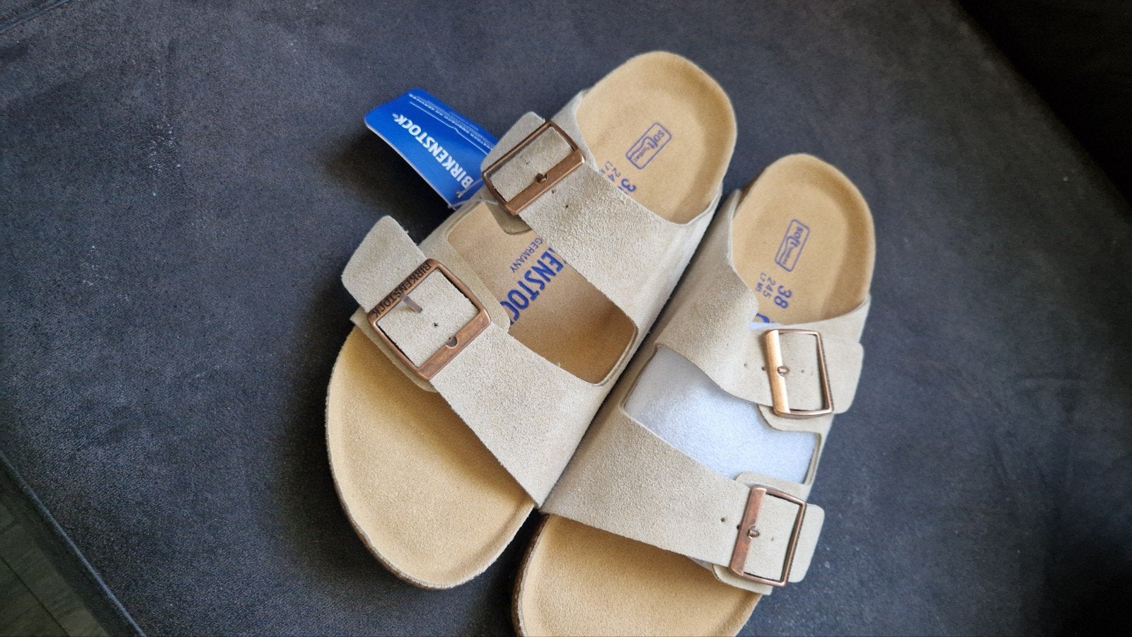 Nieuwe Birkenstock Arizona suède slippers maat 38, Slippers, Beige, Nieuw, Ophalen of Verzenden