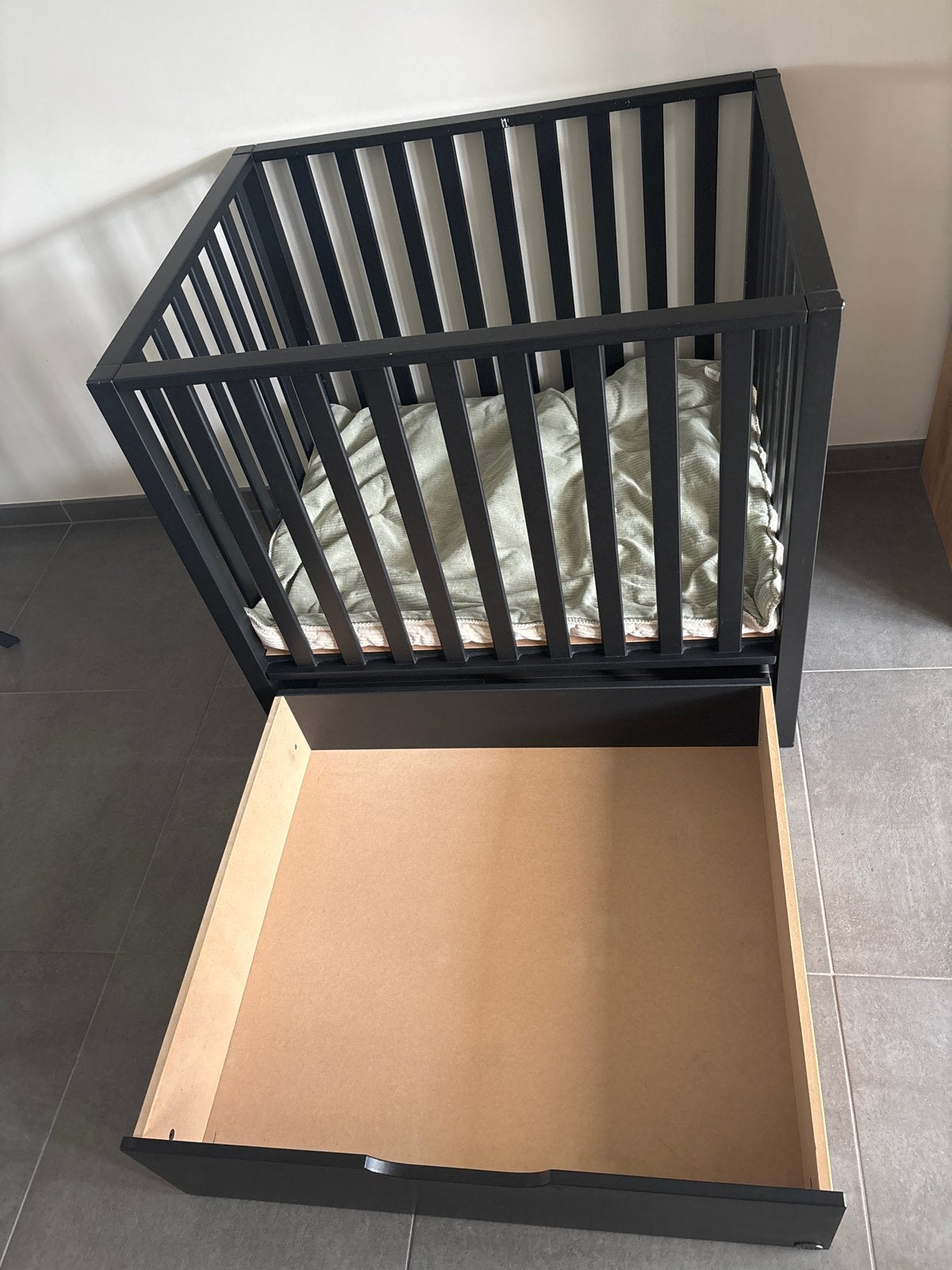 TWF box Bas mat zwart met lade + Koeka boxkleed, Kinderen en Baby's, Kinderkamer | Bedden, Ophalen, Gebruikt, Minder dan 140 cm
