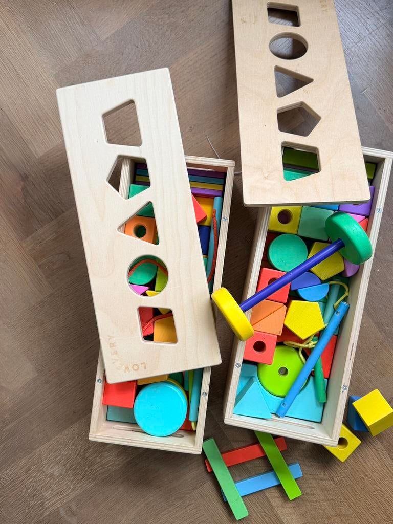 2 x Lovevery blokkendozen in goede staat, Kinderen en Baby's, Speelgoed | Houten speelgoed, Ophalen, Zo goed als nieuw