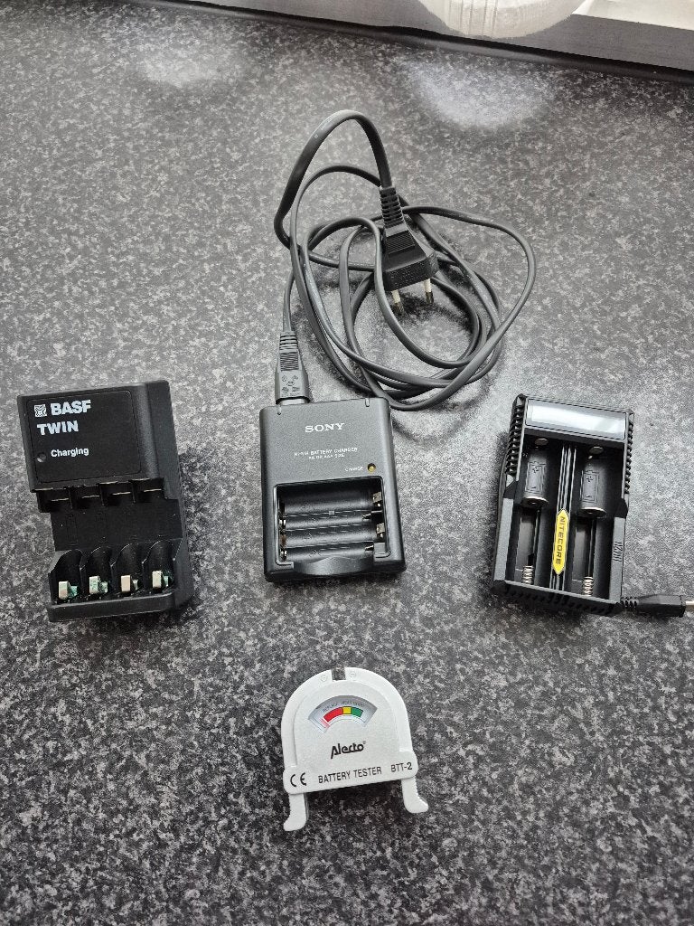 3 opladers voor AA en AAA batterijen, Ophalen of Verzenden, Zo goed als nieuw
