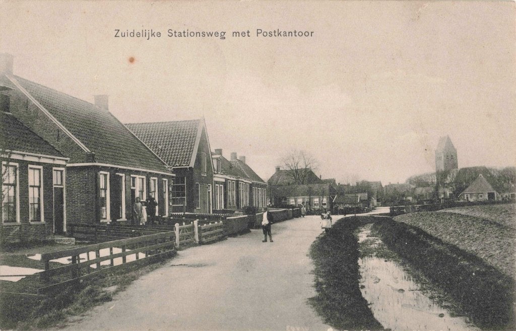 Stiens Stationsweg met Postkantoor B3368, Verzamelen, Ophalen, Voor 1920, Gelopen, Friesland