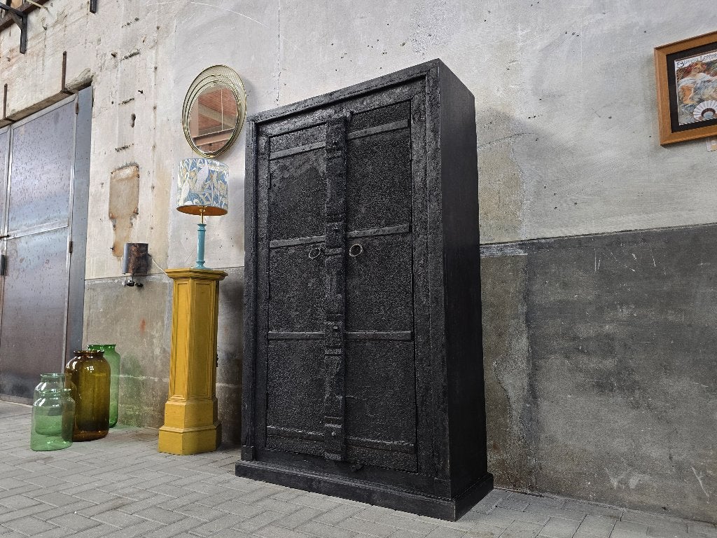 Vintage Zwarte Kast Landelijke Houten Voorraad Kast Antiek B, Ophalen of Verzenden